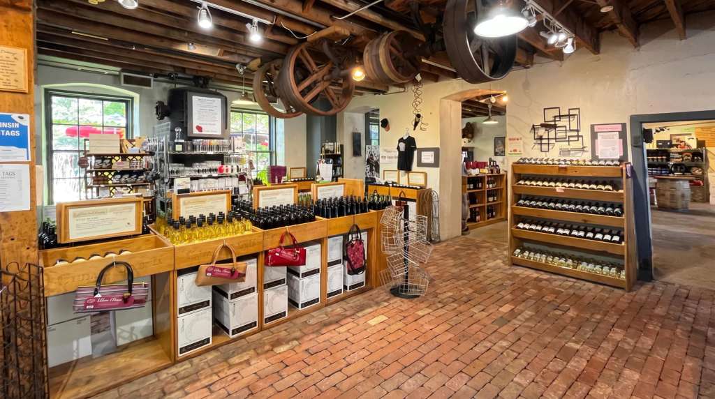 Cedarburg Antique Shops: A Vintage & Resale Guide